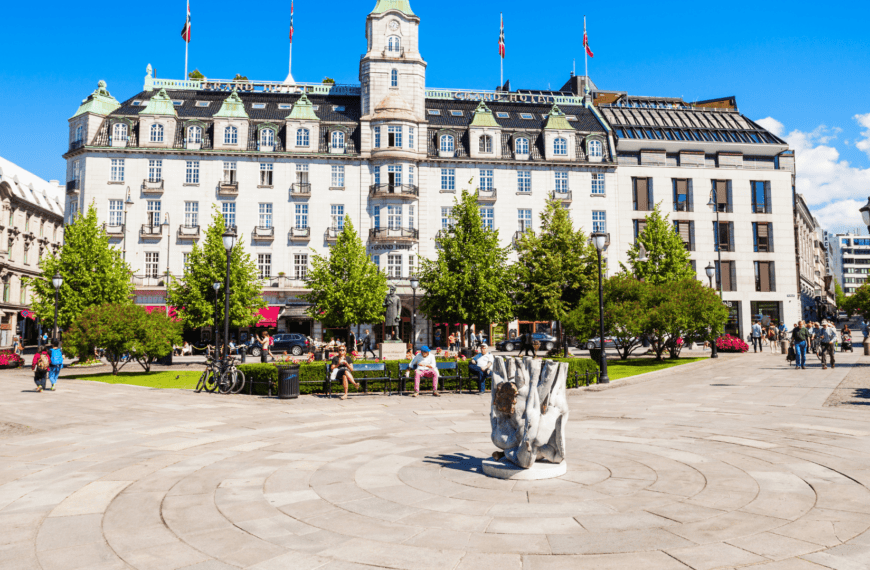 Experience the perfect blend of comfort and elegance in Oslo's 4-star hotels. Ideal for business and leisure, these accommodations offer prime locations and top-notch amenities.