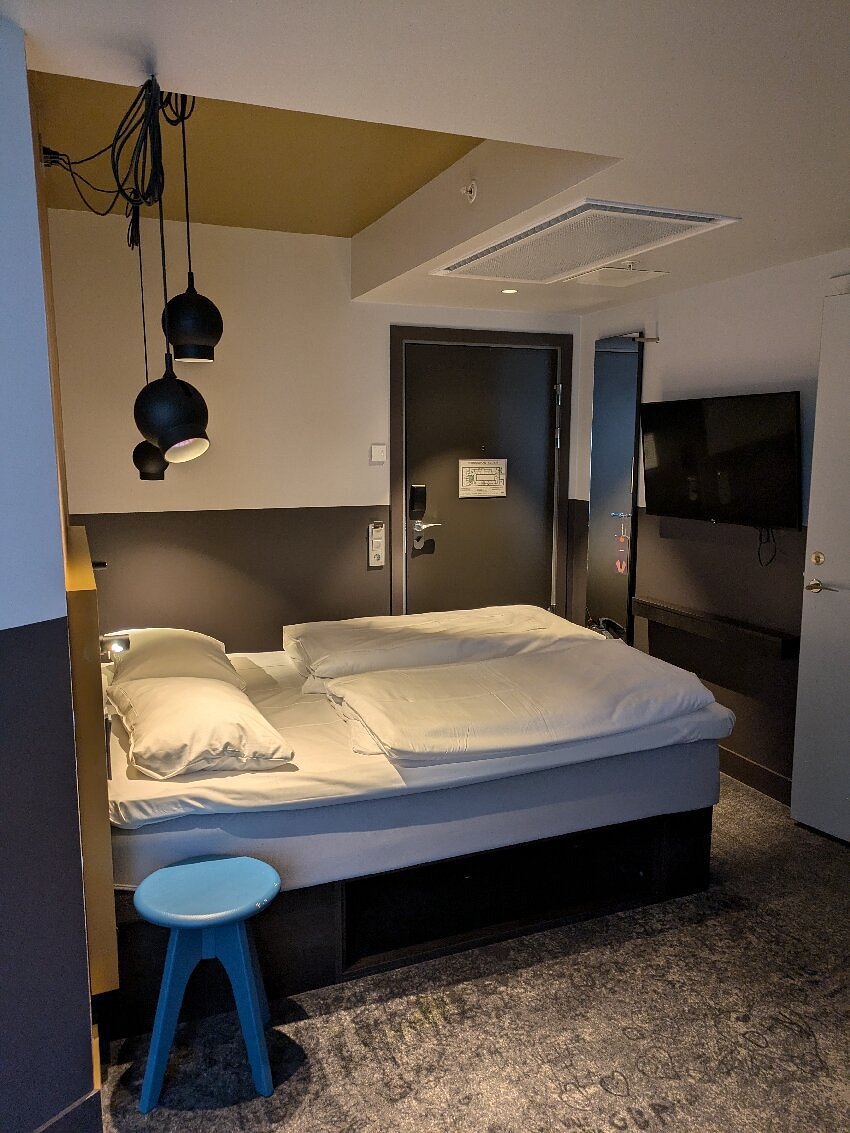 A chic minimalistic room at Comfort Hotel Karl Johan featuring contemporary lighting and compact design for a trendy urban stay