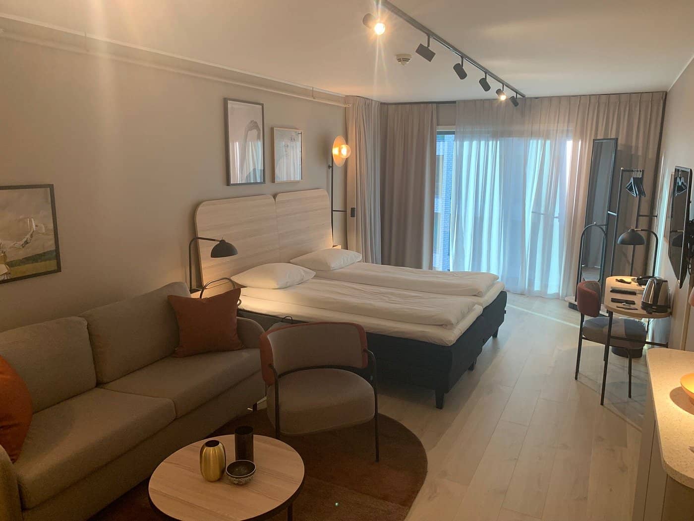 A modern and spacious room at Scandic Helsfyr offering cozy furnishings and bright natural lighting perfect for a comfortable stay in Oslo