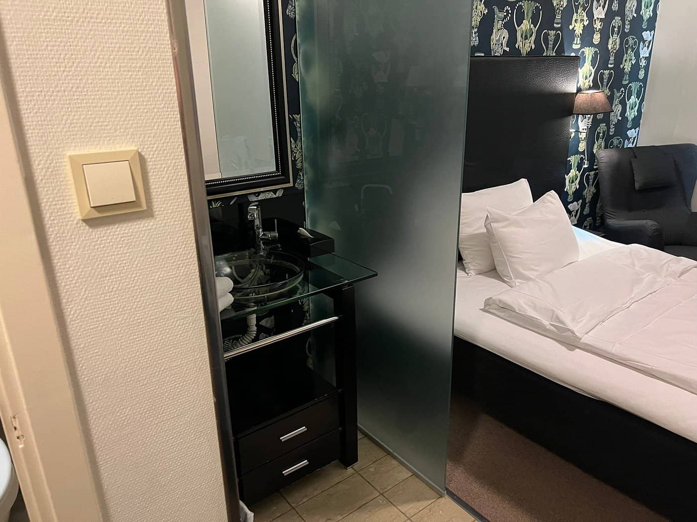 A cozy room at Thon Hotel Linne showcasing a modern design with a comfortable bed and unique decor perfect for a relaxing stay in Oslo